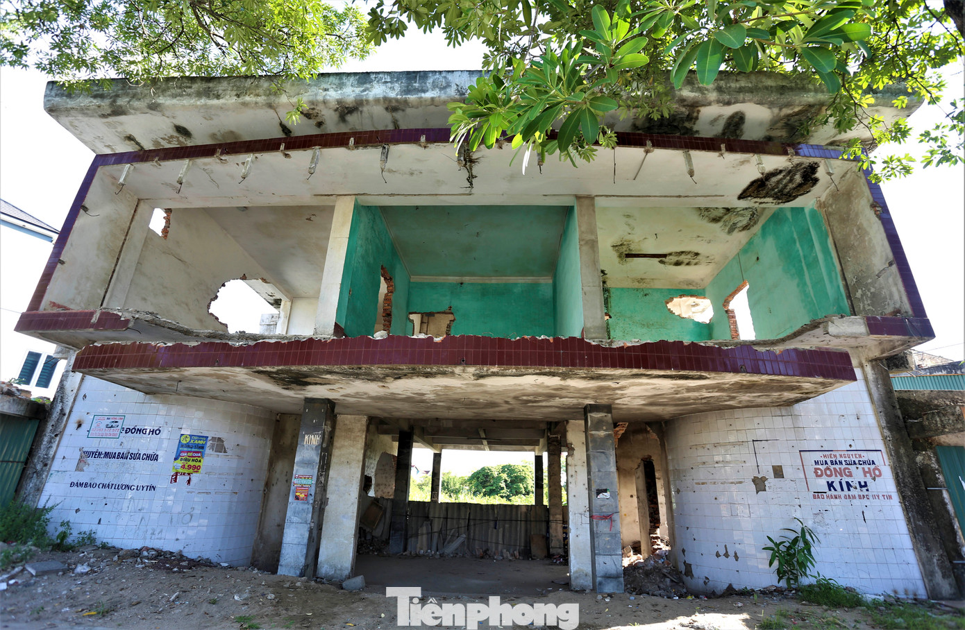 Khu nhà điều hành bám mặt đường Quang Trung hư hỏng, bỏ hoang, gây mất mỹ quan. Khu nhà điều hành bám mặt đường Quang Trung hư hỏng, bỏ hoang, gây mất mỹ quan.