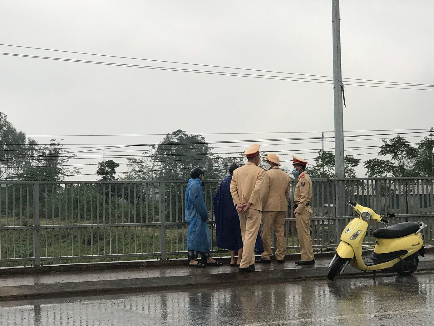 Lực lượng công an kịp thời có mặt khuyên ngăn hai mẹ con chị Y. nhảy cầu tự tử Lực lượng công an kịp thời có mặt khuyên ngăn hai mẹ con chị Y. nhảy cầu tự tử