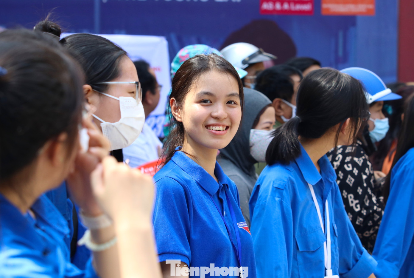 Tại điểm thi trường THPT Huỳnh Thúc Kháng (TP. Vinh, Nghệ An), các bạn tình nguyện viên đã có mặt từ sớm để hỗ trợ thí sinh vào thi.