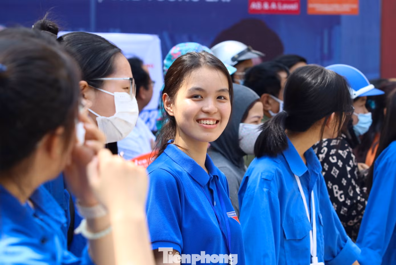 Tại điểm thi trường THPT Huỳnh Thúc Kháng (TP. Vinh, Nghệ An), các bạn tình nguyện viên đã có mặt từ sớm để hỗ trợ thí sinh vào thi.