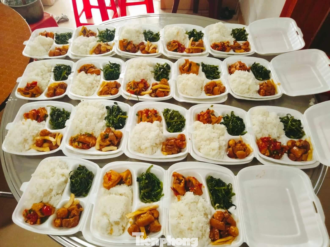 Suất cơm trưa của các sĩ tử trên địa bàn cụm Cát Ngạn và Xuân Lâm.