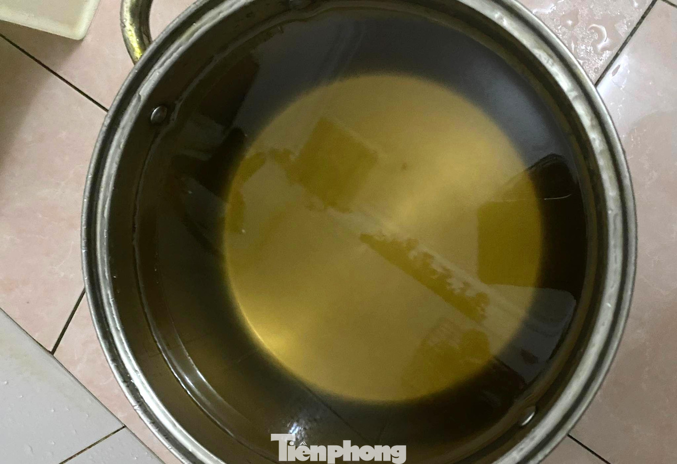 Anh Nguyễn Tiến Dũng (SN 1986, trú tại xã Hưng Lộc, TP. Vinh) cho biết, hơn 2 tháng nay, gia đình anh phải sử dụng nước bẩn dù đóng tiền nước sạch. Mỗi tuần như vậy, nước máy trong nhà anh thường chuyển màu đục tầm 4 ngày, anh thử nhiều cách bằng việc xả liên tục để kiểm tra song nước vẫn không thay đổi. “Chúng tôi có hỏi thì họ nói là bị sự cố đường ống nước. Do nhà thì không có giếng bơm nên cả gia đình đành phải chấp nhận dùng nước bẩn”, anh Dũng nói.