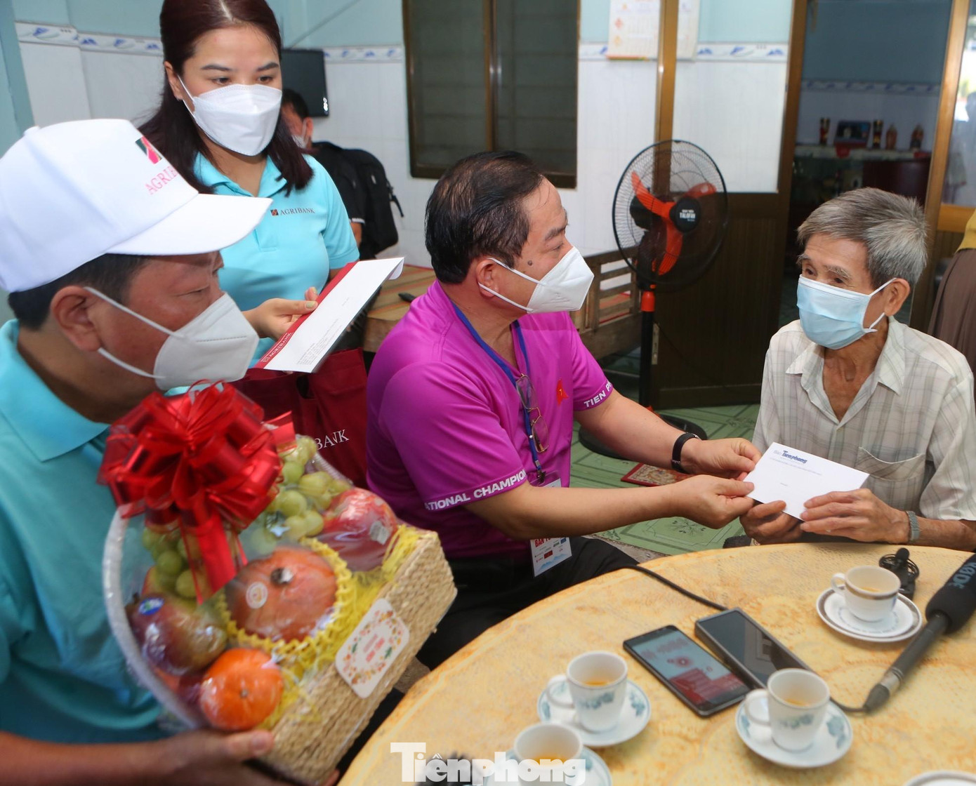 Nhà báo Lê Xuân Sơn cùng đại diện nhà tài trợ trao quà tri ân cựu tù Côn Đảo Nguyễn Xuân Viên. Nhà báo Lê Xuân Sơn cùng đại diện nhà tài trợ trao quà tri ân cựu tù Côn Đảo Nguyễn Xuân Viên.