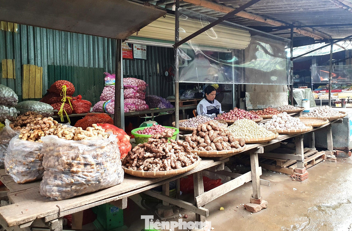 Chị Phạm Thị Mai - một tiểu thương kinh doanh mặt hàng nông sản cho biết, thời điểm này những năm trước, họ phải làm việc cả ngày lẫn đêm, thuê thêm nhân công để kịp nhận hàng, bỏ mối cho các tiểu thương ở quê vào nhập hàng.