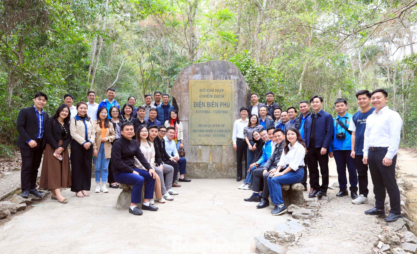 Sau khi dâng hương, đoàn công tác đã ghé thăm Sở Chỉ huy chiến dịch Điện Biên Phủ tại Mường Phăng (thành phố Điện Biên Phủ). Đây là cơ quan đầu não quan trọng nhất của chiến dịch lịch sử Điện Biên Phủ. Nơi đây, Đại tướng Võ Nguyên Giáp cùng với Bộ Chỉ huy chiến dịch họp bàn để đưa ra những quyết định quan trọng cho từng trận đánh mà đỉnh cao là lệnh tổng công kích trên toàn mặt trận vào ngày 7/5/1954.