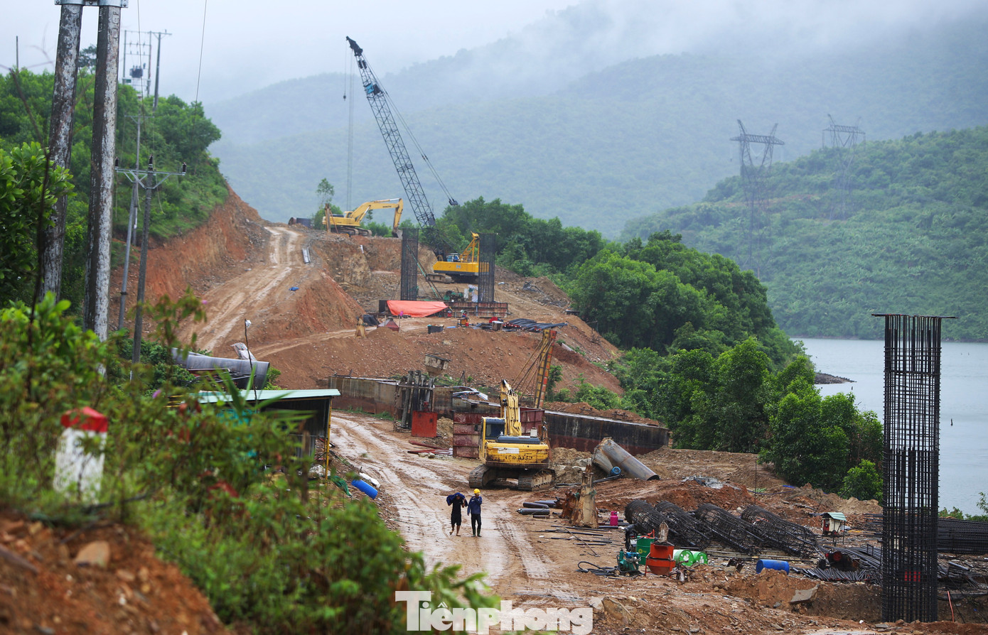 Đại diện Ban QLDA 6 (Bộ GTVT) - chủ đầu tư dự án thành phần cao tốc Vũng Áng - Bùng cho biết, đến nay dự án đã đạt khoảng 13% khối lượng công trình. Đơn vị đang yêu cầu các nhà thầu triển khai thi công để đảm bảo tiến độ đề ra.