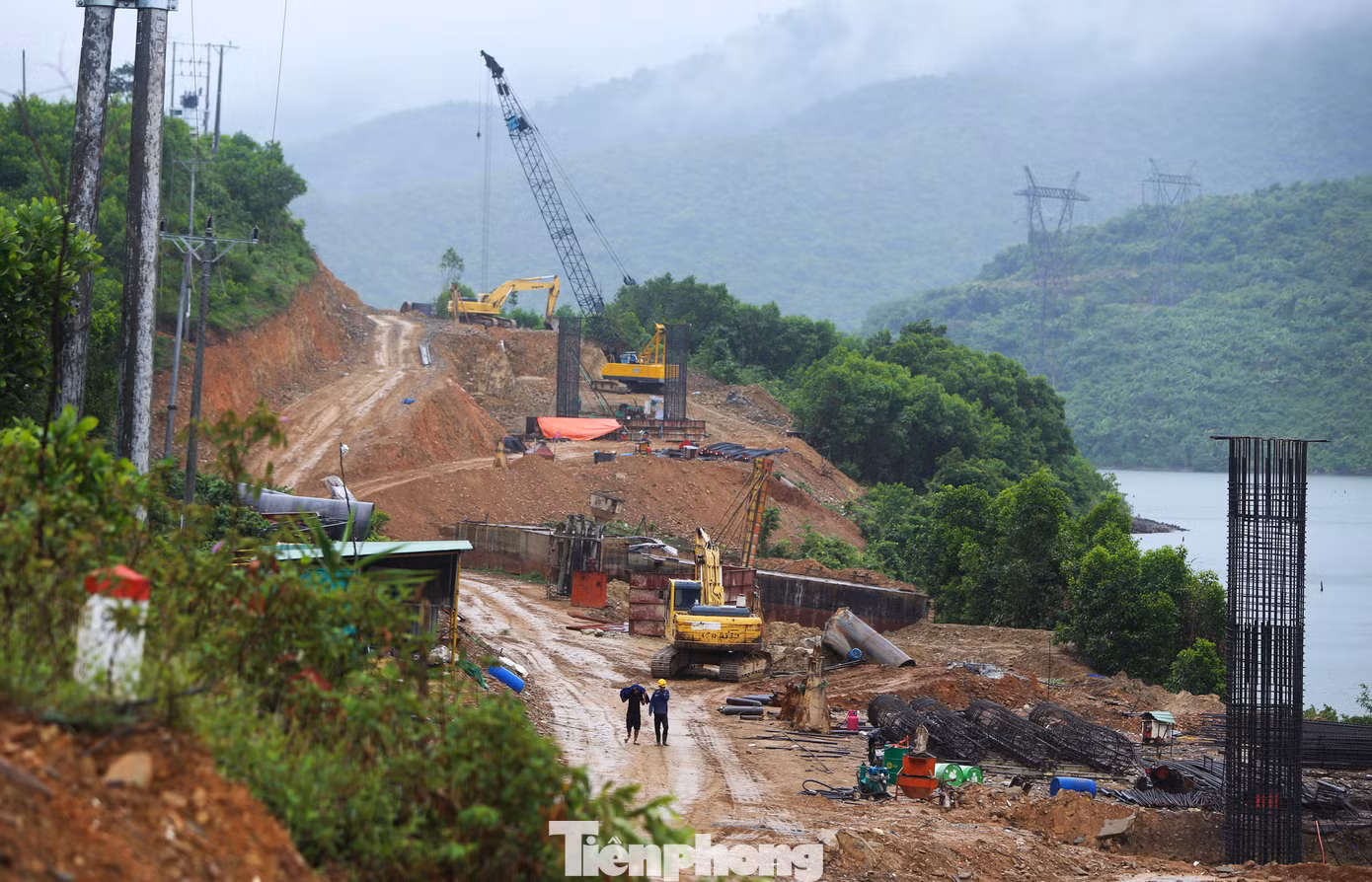 Đại diện Ban QLDA 6 (Bộ GTVT) - chủ đầu tư dự án thành phần cao tốc Vũng Áng - Bùng cho biết, đến nay dự án đã đạt khoảng 13% khối lượng công trình. Đơn vị đang yêu cầu các nhà thầu triển khai thi công để đảm bảo tiến độ đề ra.