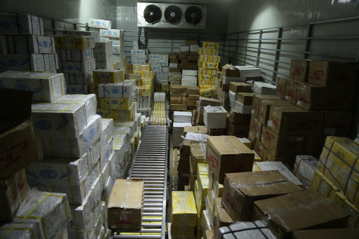 Những năm trước, trung bình mỗi tháng gia đình anh xuất xưởng hơn 30 tấn hải sản đi ra Bắc, vào Nam và phân phối cho các nhà hàng, khách sạn trên địa bàn Nghệ An. Tuy nhiên, từ đầu năm đến nay, hải sản không thể xuất kho được vì dịch.