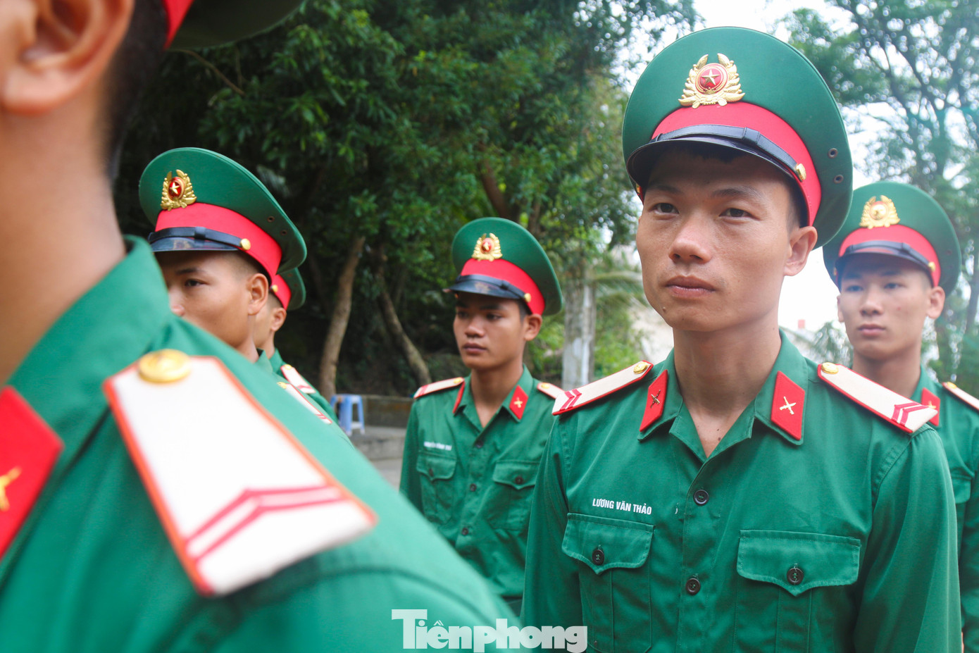 Mang khí thế oai phong, hào hùng của Quân đội Nhân dân Việt Nam, cán bộ, chiến sĩ Đảo Mắt, dưới bất kỳ hoàn cảnh nào cũng vững chắc tay súng bảo vệ vùng trời, vùng biển thiêng liêng.