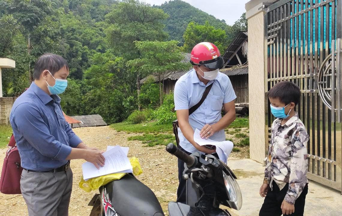 Không có trang thiết bị, sóng điện thoại, nhiều học sinh ở miền núi Nghệ An được giáo viên đến nhà giao bài tập