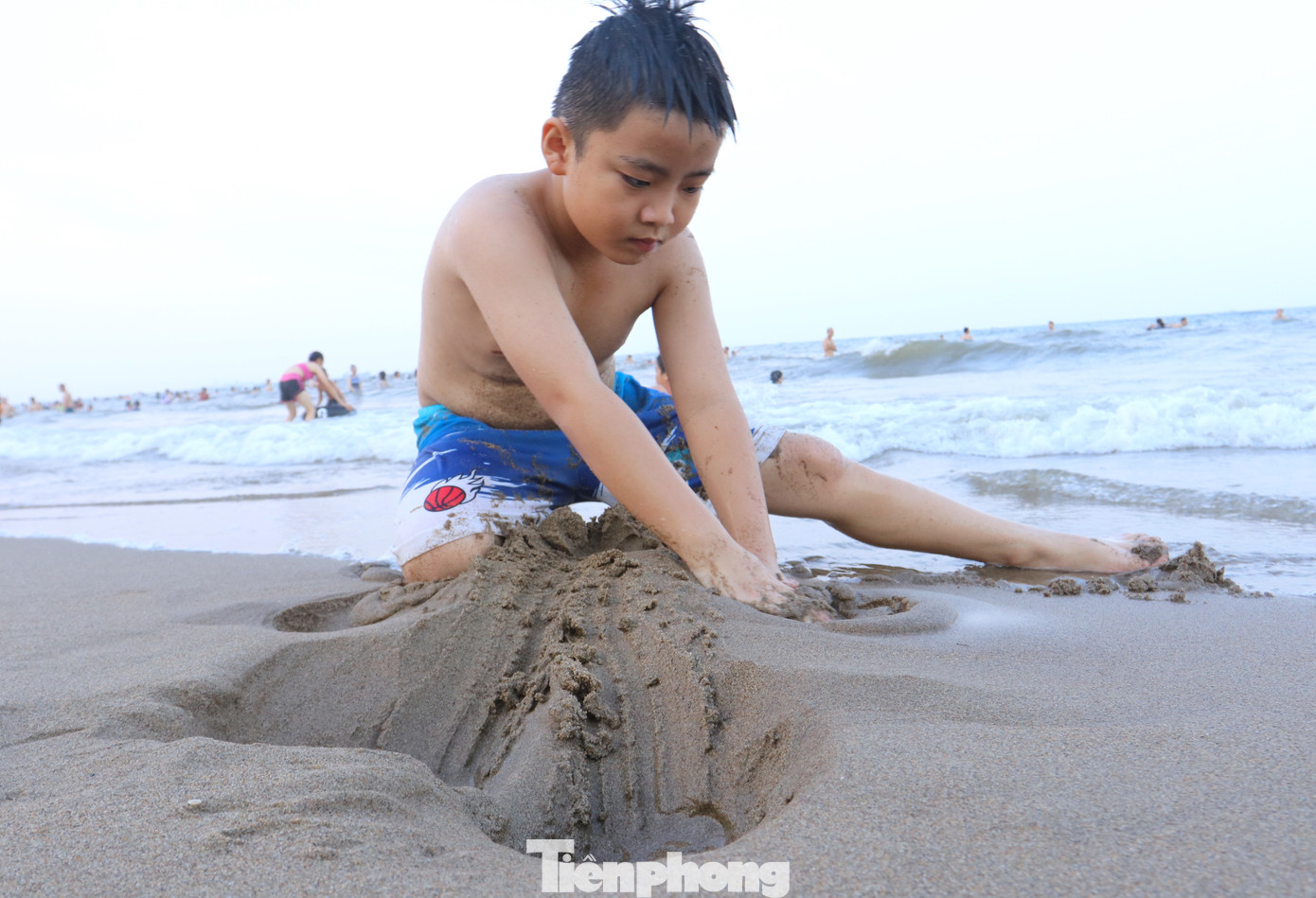 Nhiều em nhỏ chỉ muốn xuống biển để được chơi với cát thỏa thích.