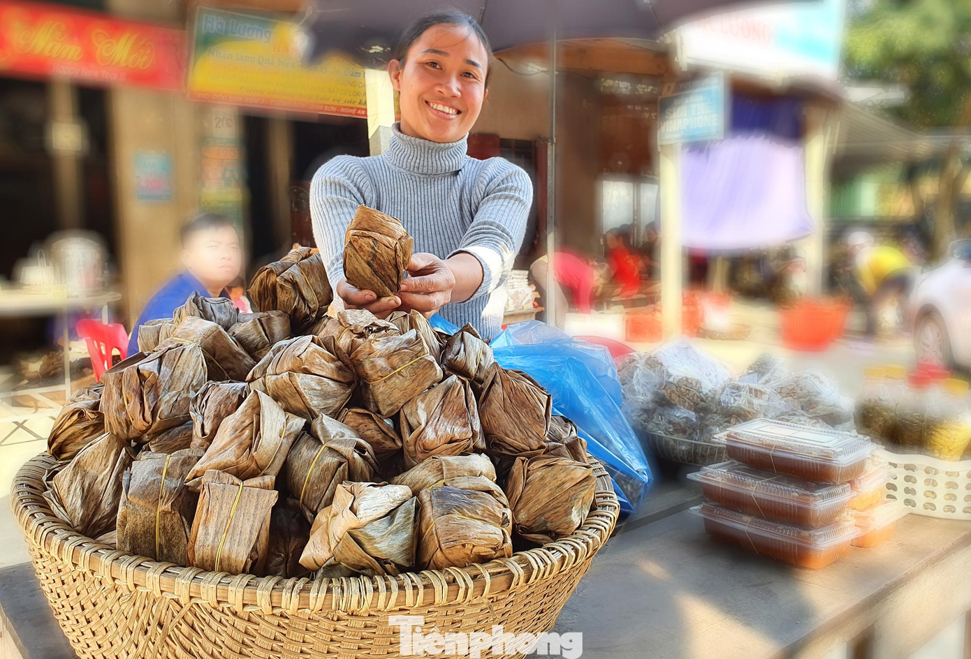 Theo người dân, trước đây bánh gai xứ Dừa vốn được xem là món ăn chơi của người dân địa phương. Dần dần, món bánh này được nhiều người từ khắp nơi ưa chuộng, nhiều người làm thêm bánh mang ra bán cho người dân đi đường dọc quốc lộ 7.