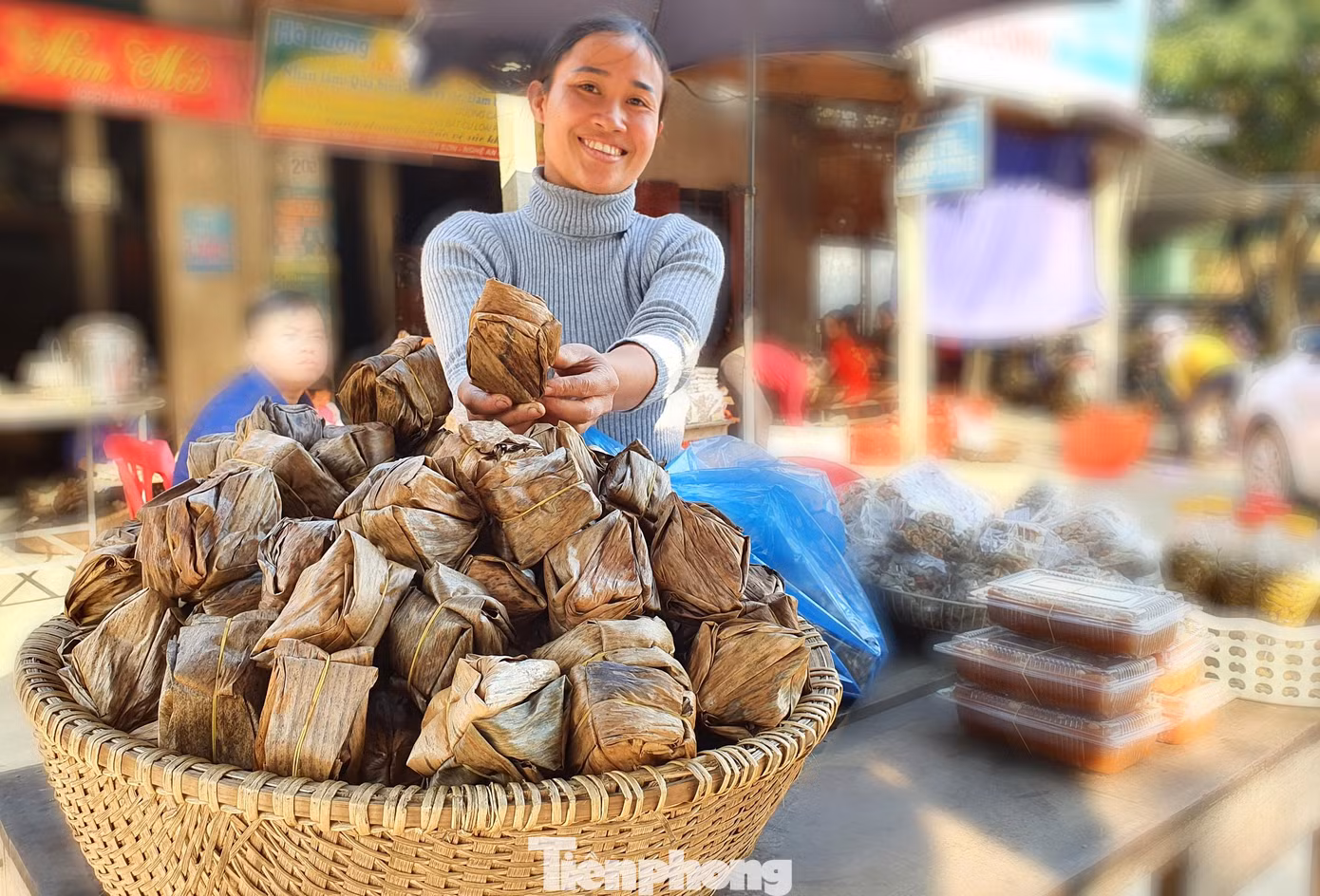 Theo người dân, trước đây bánh gai xứ Dừa vốn được xem là món ăn chơi của người dân địa phương. Dần dần, món bánh này được nhiều người từ khắp nơi ưa chuộng, nhiều người làm thêm bánh mang ra bán cho người dân đi đường dọc quốc lộ 7.