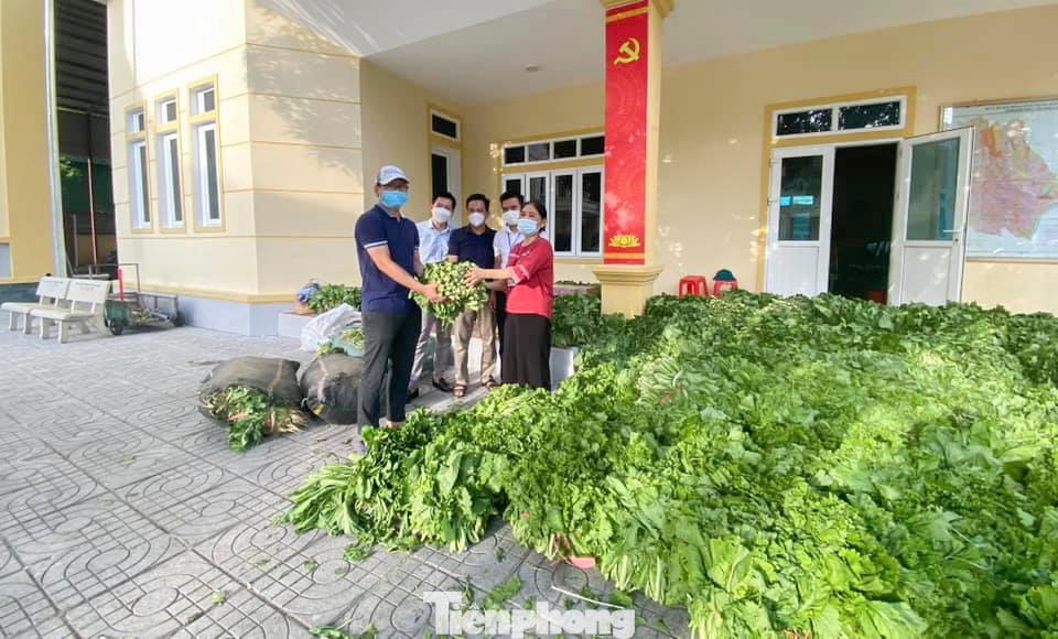 Cùng ngày, những người làm báo thuộc các cơ quan báo chí trung ương thường trú tại Nghệ An đã "giải cứu" 1 tấn rau cho bà con nông dân huyện Nghi Lộc. Cùng ngày, những người làm báo thuộc các cơ quan báo chí trung ương thường trú tại Nghệ An đã "giải cứu" 1 tấn rau cho bà con nông dân huyện Nghi Lộc.