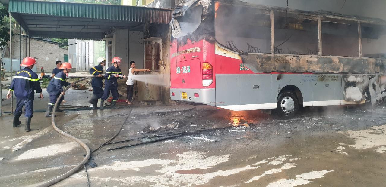 Lực lượng cảnh sát đến hiện trường dập lửa.