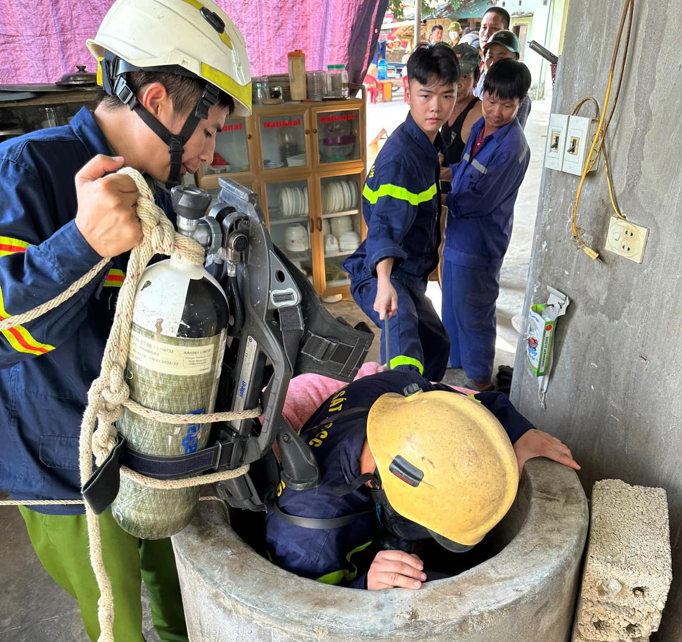 Lực lượng chức năng trục vớt thi thể nạn nhân lên bờ.