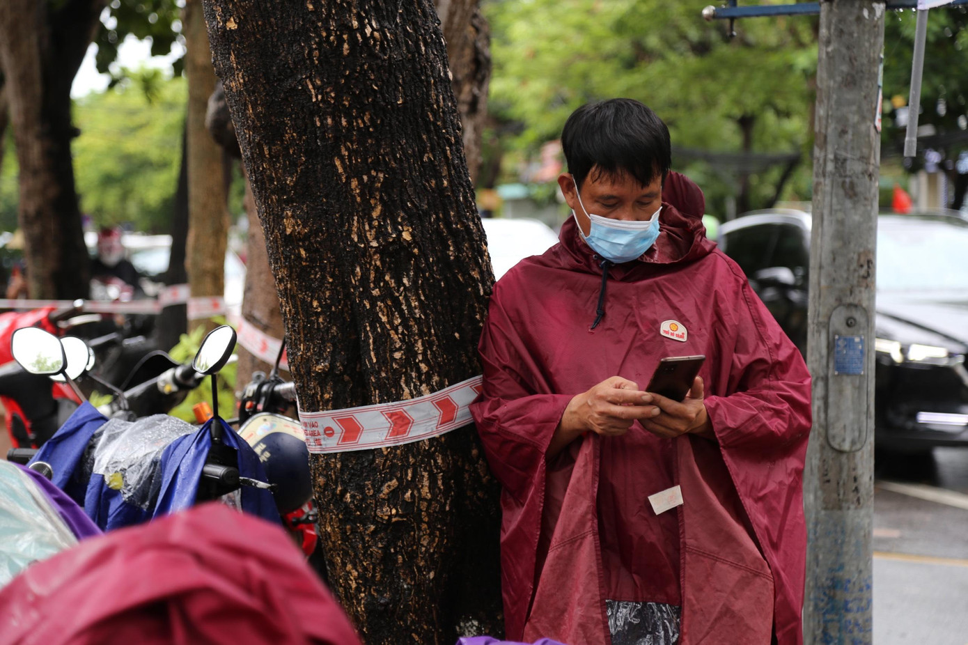 Nhiều phụ huynh hồi hộp, thỉnh thoảng lấy điện thoại nhìn đồng hồ...