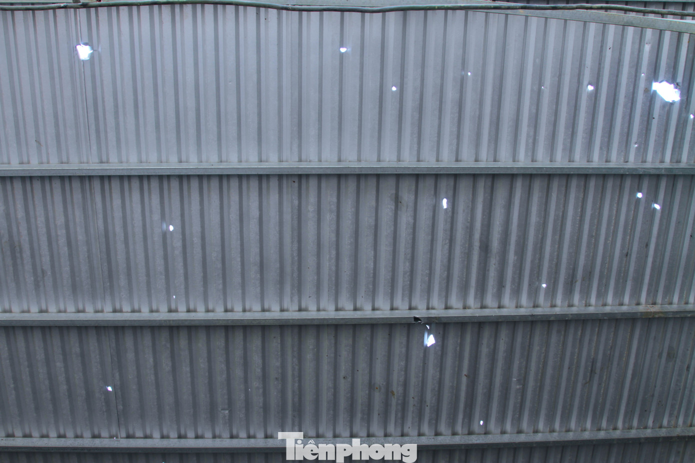 Vụ nổ lớn đã khiến các mảnh vỡ văng tung tóe làm thủng cả mái tôn của gara ô tô.