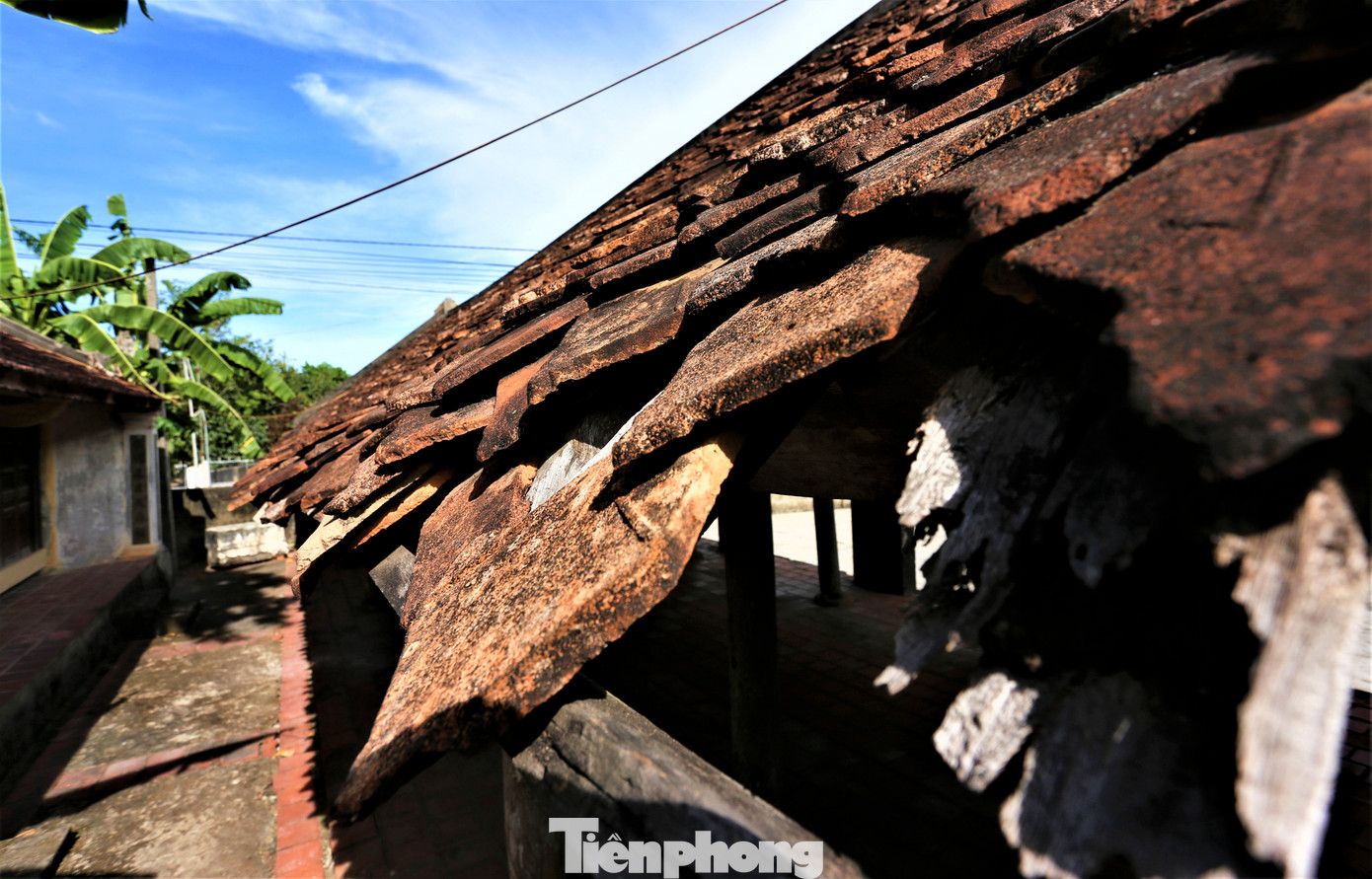 Ngói vảy ở đình rơi rớt, hư hỏng theo thời gian. Ngói vảy ở đình rơi rớt, hư hỏng theo thời gian.