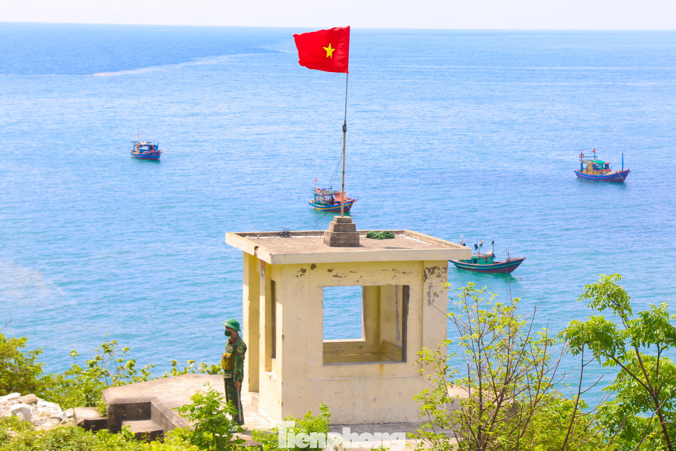 Lá cờ Tổ quốc phấp phới tung bay trong gió, người chiến sĩ ngày đêm canh giữ biển quê hương.