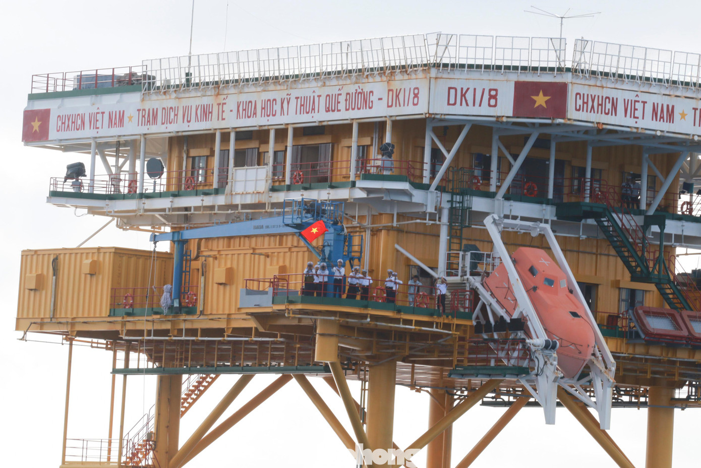 Đáp lại tình cảm ấy, cán bộ, chiến sỹ trên Nhà giàn DK1/8 cũng hát lên bài ca người lính. Lá cờ Tổ quốc tung bay phấp phới, "Còn người, còn nhà" là lời hứa và mệnh lệnh trái tim mà cán bộ, chiến sỹ nhà giàn gửi đến Đoàn công tác số 4.