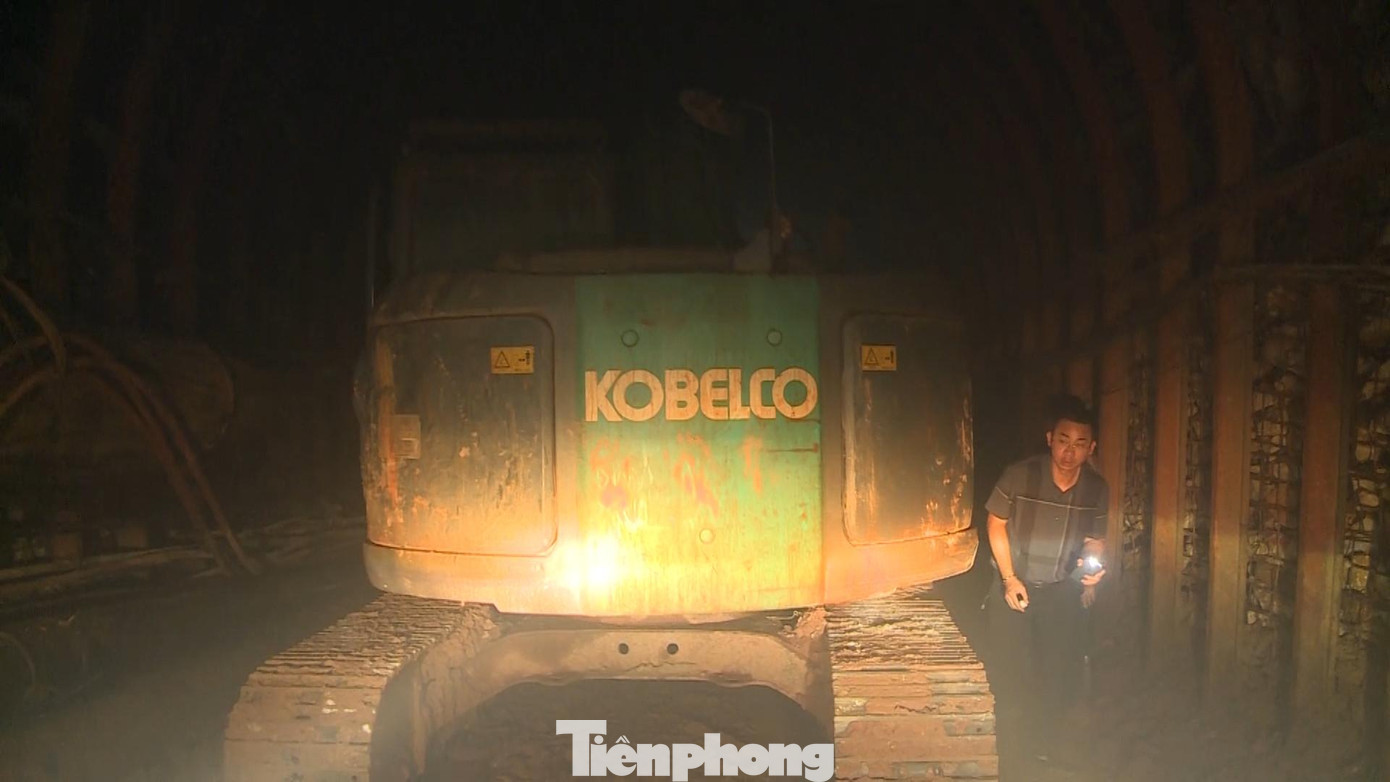 Ghi nhận tại mỏ quặng Thung Lùn, phía trong đường hầm sâu hàng trăm mét, máy móc ngổn ngang phục vụ cho hoạt động khai khoáng. Cách mỏ khoảng 500m là khu vực dân cư.