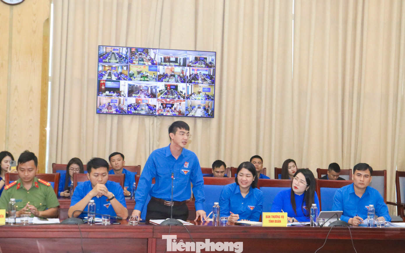 Tại hội nghị, các đoàn viên thanh niên đã đặt nhiều câu hỏi liên quan đến những vấn đề cấp thiết về giải quyết việc làm, chuyển đổi số, chính sách chuyển đổi mục đích sử dụng đất; chính sách thu hút và tuyển dụng nhân tài; chính sách xây dựng các mô hình nông nghiệp ứng dụng công nghệ cao...