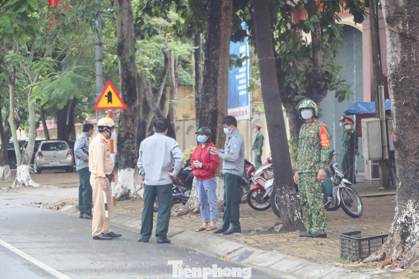 Một số người không thuộc nhóm được ra đường bị lực lượng chức năng kiểm tra, xử lý theo quy định.