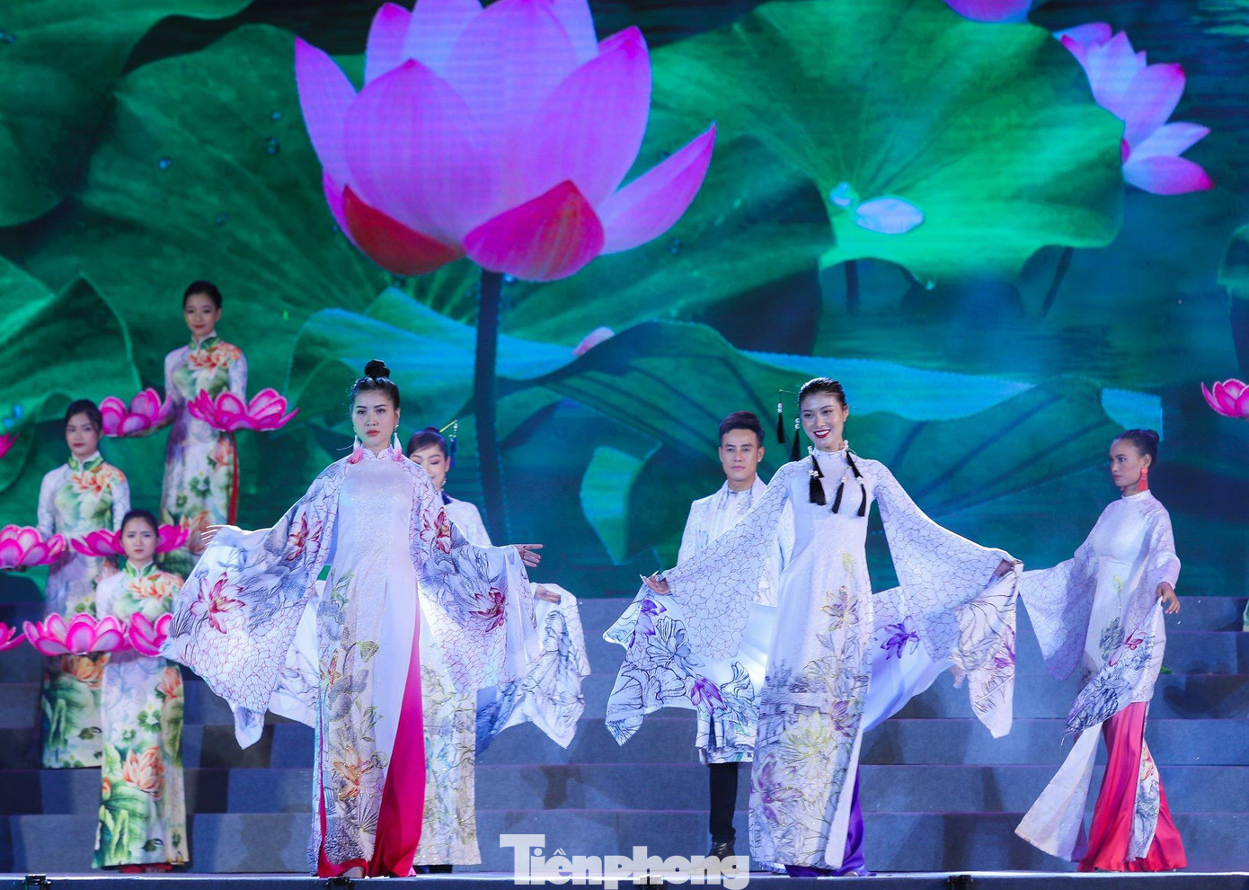 Phần trình diễn bộ sưu tập áo dài sen, lấy cảm hứng từ hình tượng hoa sen do nhiều nhà thiết kế nổi tiếng thực hiện. Chương trình có sự tham gia biểu diễn của nhiều hoa hậu, người mẫu và các nghệ sĩ thành phố Hồ Chí Minh, diễn viên Trung tâm Nghệ thuật truyền thống tỉnh Nghệ An; Đoàn viên thanh niên tỉnh Nghệ An.