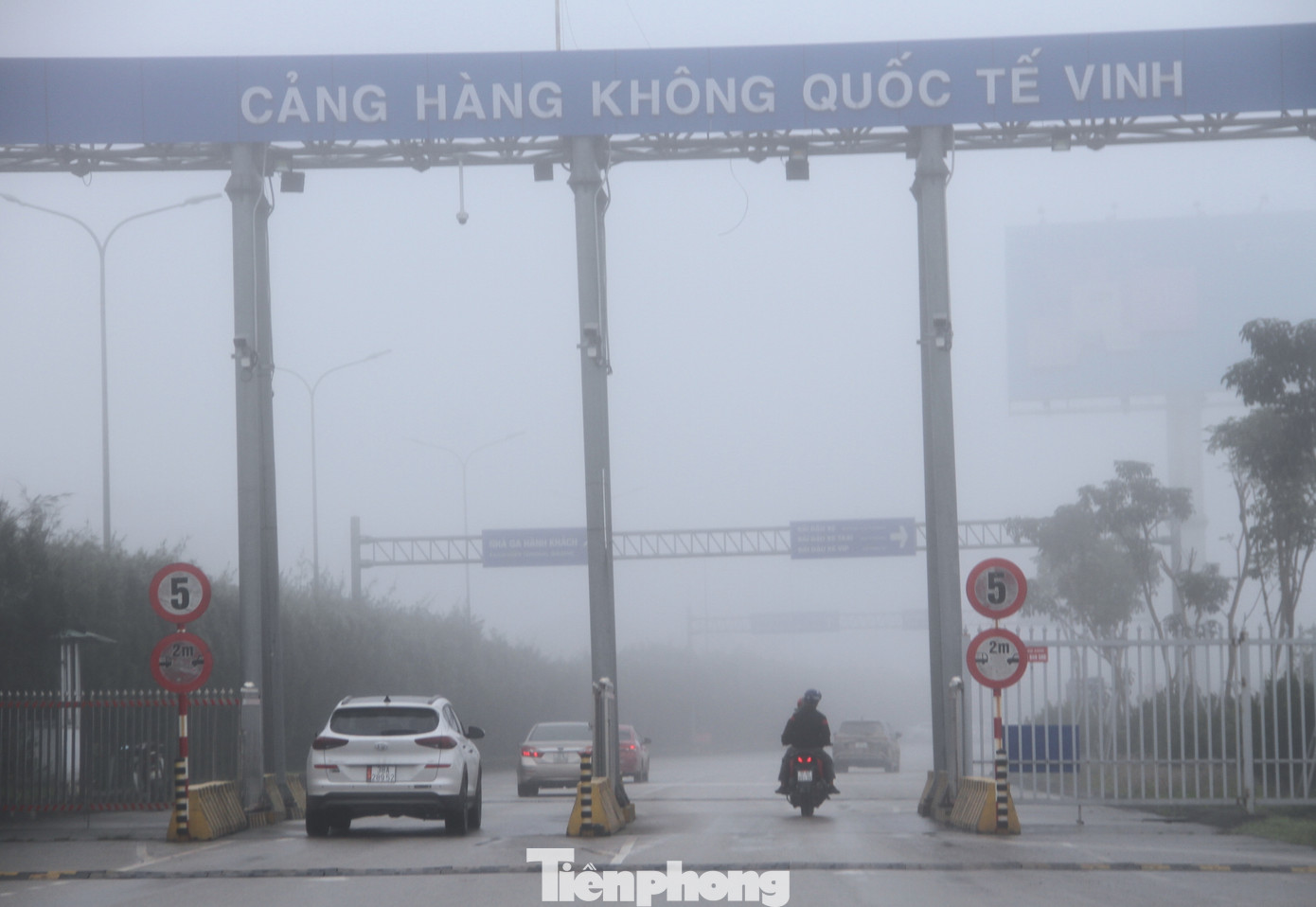 Do ảnh hưởng của sương mù, từ tối 5/2 đến trưa 6/2, hàng loạt chuyến bay đi và đến sân bay Vinh bị hủy. Nhiều chuyến bay đến sân bay này phải chuyển hướng hạ cánh tại các sân bay khác.