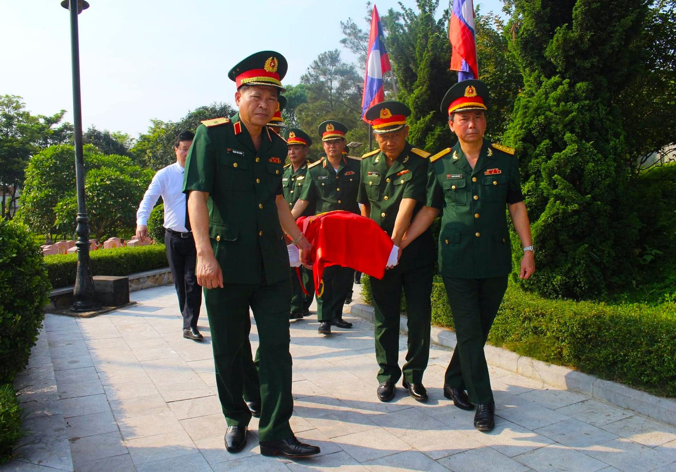 Sau Lễ truy điệu, 96 hài cốt liệt sĩ được di chuyển đến vị trí an táng trong Nghĩa trang Liệt sĩ huyện Nghi Lộc.