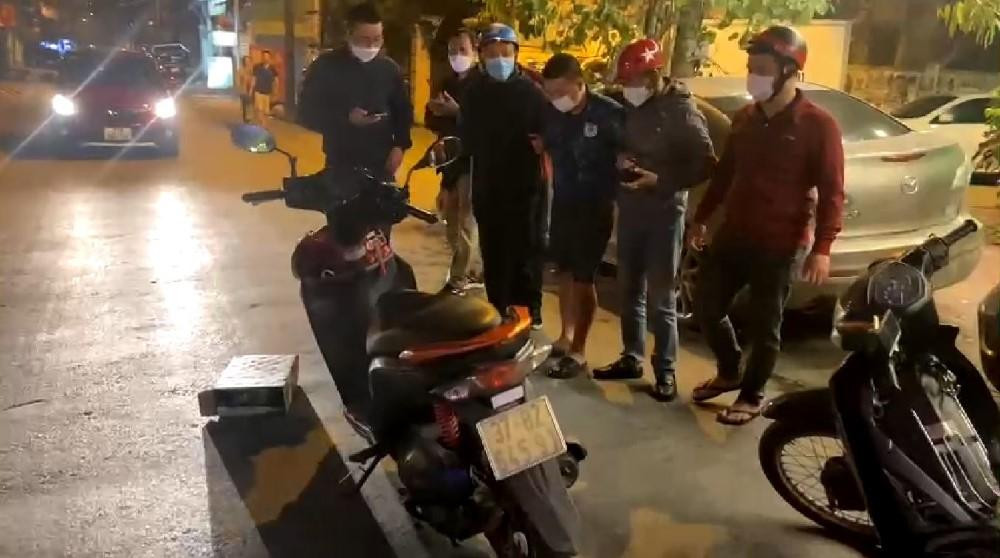 Tuấn bị công an bắt giữ khi đang vận chuyển ma tuý đi tiêu thụ Tuấn bị công an bắt giữ khi đang vận chuyển ma tuý đi tiêu thụ