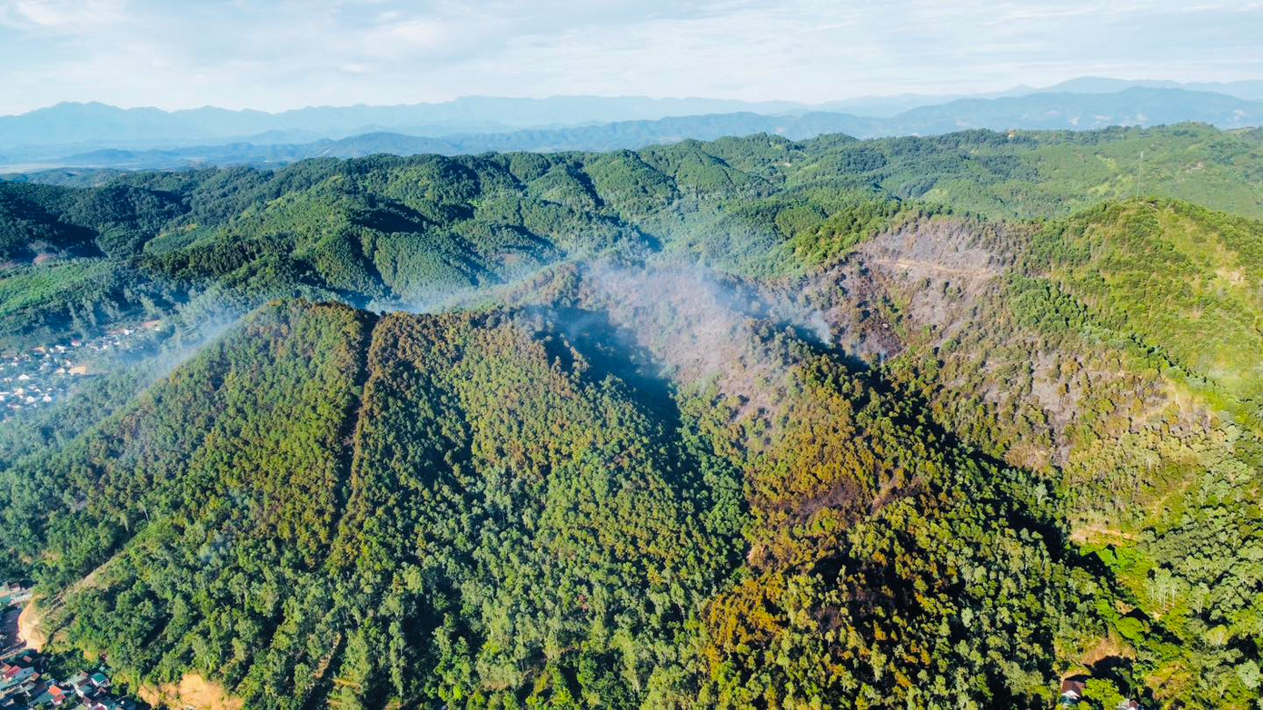 Mặc dù đám cháy đã được dập tắt nhưng lực lượng chức năng vẫn đang túc trực trên rừng thông để dập các tàn tro, ngăn nguy cơ lửa bùng phát trở lại.