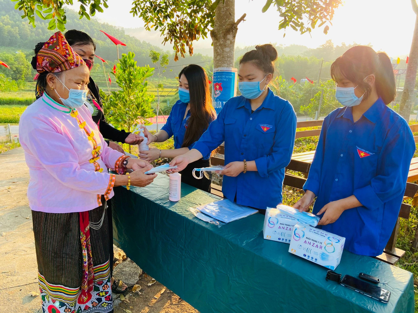 Bước vào ngày hội bầu cử, Đoàn viên, thanh niên lại tiên phong trong công tác hỗ trợ, hướng dẫn người dân thực hiện các thủ tục y tế như sát khuẩn, đeo khẩu trang...