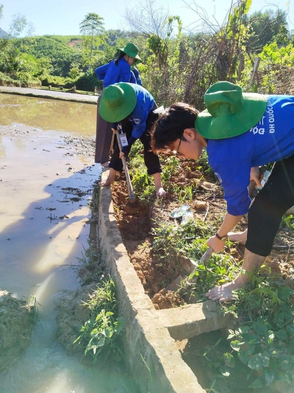 Không chỉ cấy lúa giúp dân, đoàn thanh niên cũng phối hợp với các xóm bản rà soát lại các điểm thiếu nước để cấy lúa, từ đó hỗ trợ người dân dẫn nước vào ruộng, nạo vét kênh mương… để đảm bảo đủ nước cấy lúa.