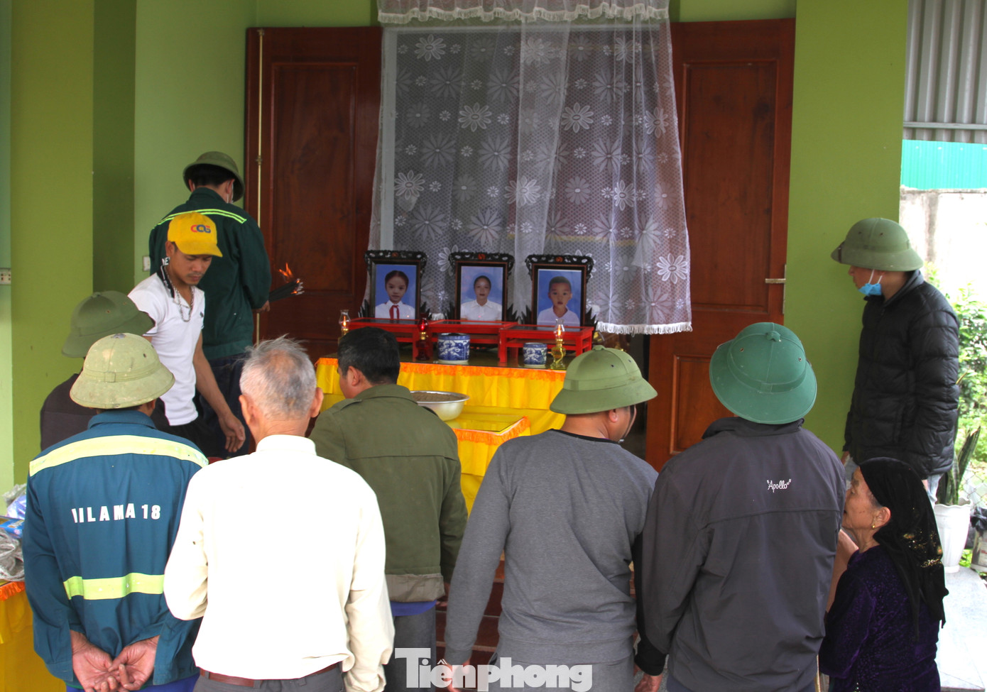 Bàn thờ đặt 3 di ảnh mẹ con chị Hồng khiến những người có mặt tại đây không cầm nổi nước mắt. Bàn thờ đặt 3 di ảnh mẹ con chị Hồng khiến những người có mặt tại đây không cầm nổi nước mắt.