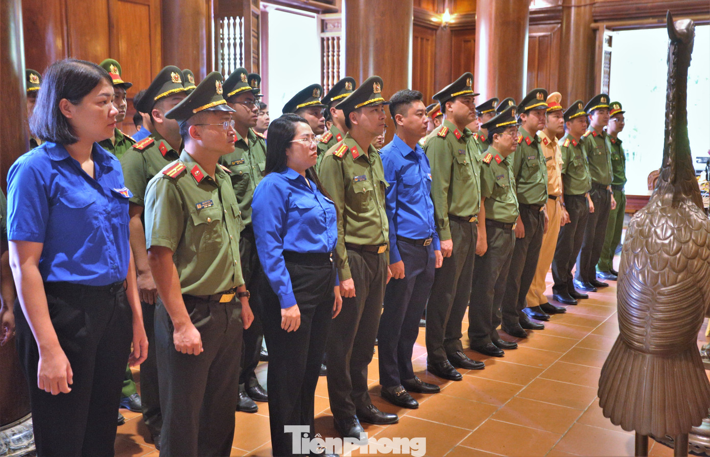 Sáng 2/7, Ban Thanh niên Công an nhân dân (CAND - Cục công tác Đảng và công tác chính trị - Bộ Công an) phối hợp Tỉnh đoàn Nghệ An tổ chức hành trình sinh hoạt chính trị, tri ân và các hoạt động an sinh xã hội trên địa bàn. Đây là chương trình hưởng ứng Chiến dịch “Thanh niên tình nguyện” hè năm 2023.