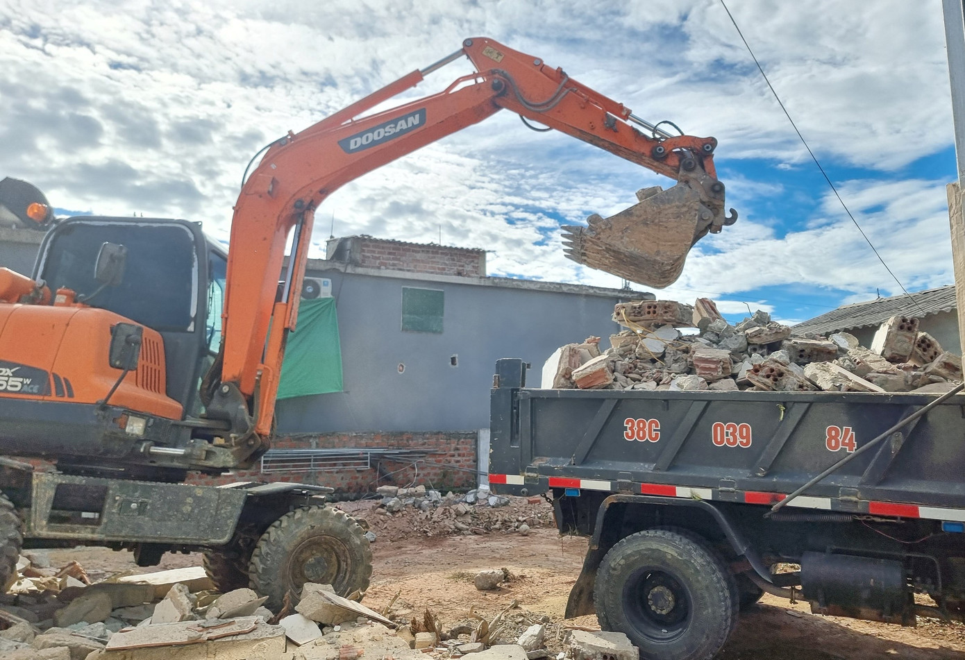 Di dời đến đâu mặt bằng được giải phóng đến đó.