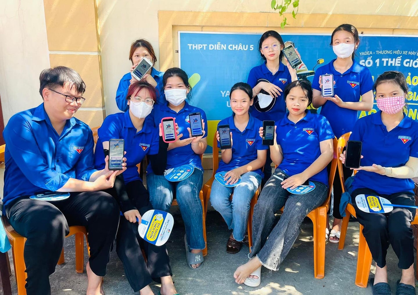 Đoàn viên thanh niên tiếp sức mùa thi ở trường THPT Diễn Châu 5 (Diễn Châu, Nghệ An) cùng tham gia thi trực tuyến.