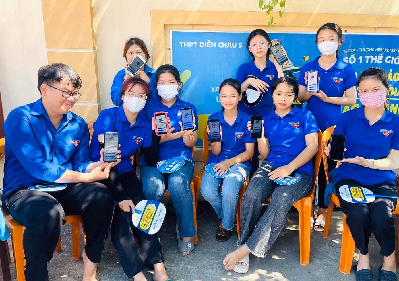 Đoàn viên thanh niên tiếp sức mùa thi ở trường THPT Diễn Châu 5 (Diễn Châu, Nghệ An) cùng tham gia thi trực tuyến. Đoàn viên thanh niên tiếp sức mùa thi ở trường THPT Diễn Châu 5 (Diễn Châu, Nghệ An) cùng tham gia thi trực tuyến.