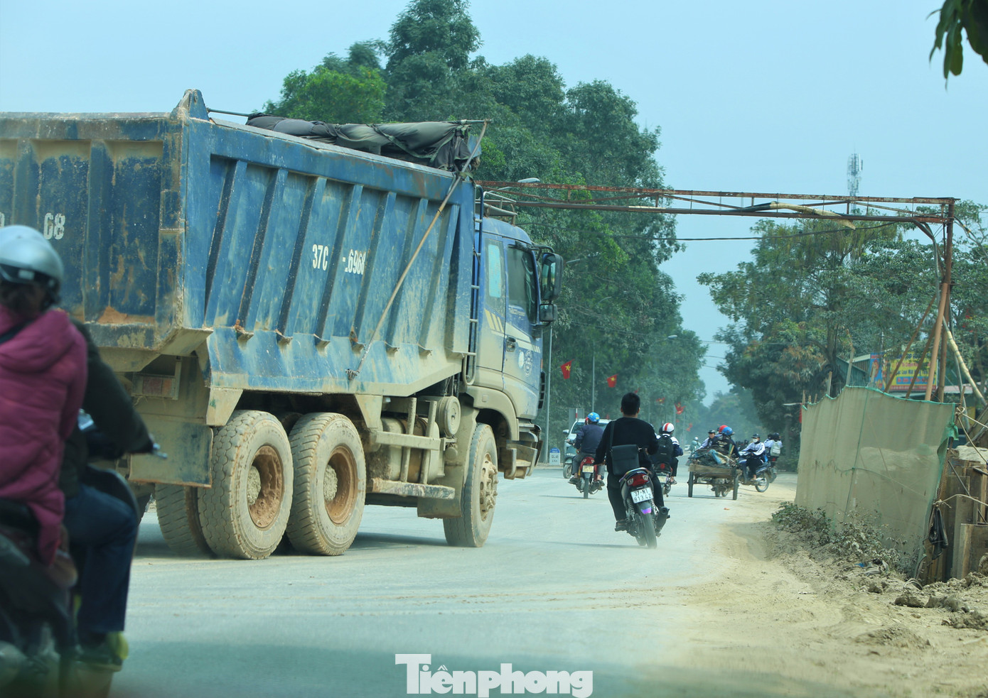 Tại vị trí vào ra công trường thi công cắt qua tỉnh lộ 542C, những chiếc xe chở vật liệu vào ra liên tục làm rơi vãi đất cát trên đường. Trời mưa bùn nhão nhoét, trời nắng thì bụi bay mù mịt.