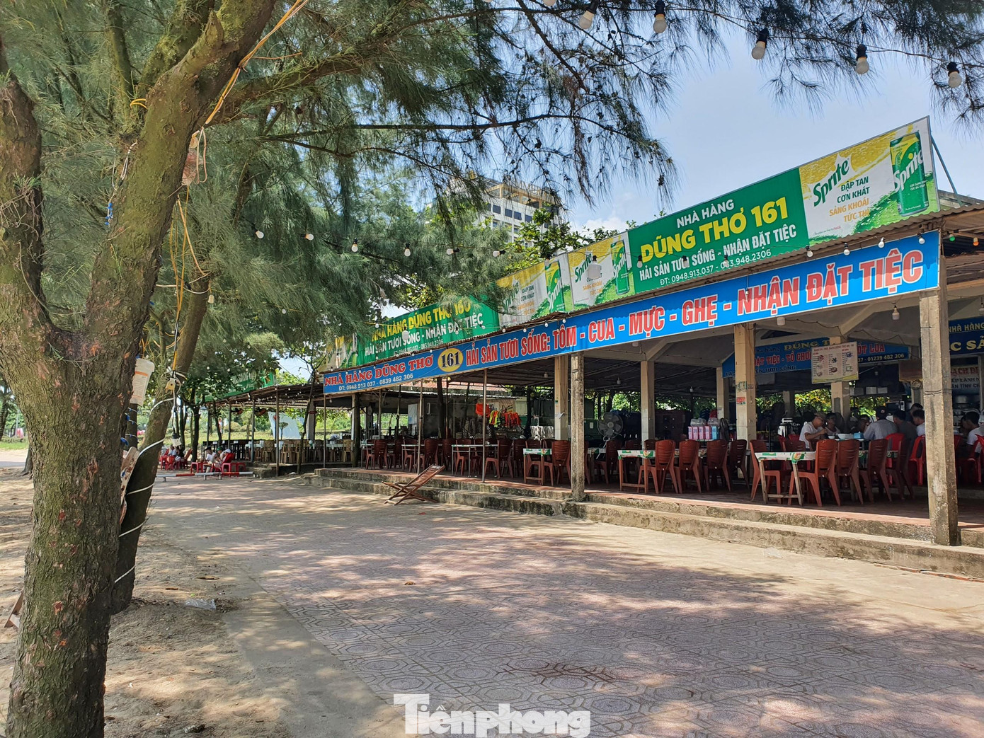 Theo ông Hiệp, trước đây biển Cửa Lò rất hoang sơ, người dân kinh doanh tự phát với các xe đẩy chạy thẳng ra bãi cát để bán hàng. Năm 2004, TX. Cửa Lò tiến hành xây dựng các ki-ốt cho người dân thuê buôn bán.