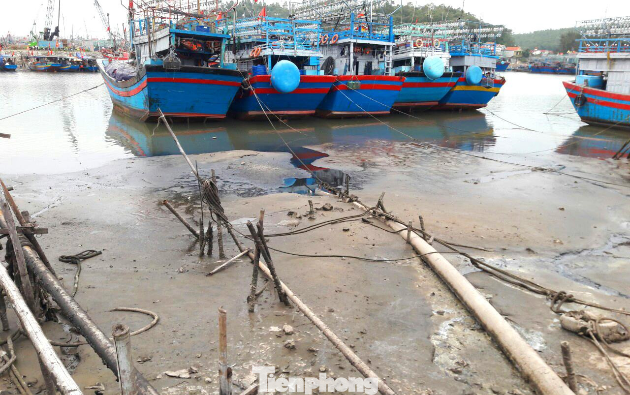 Không chỉ ám ảnh bởi mùi hôi tanh, tình trạng nước rỉ từ nhà máy cũng chảy ra Lạch Quèn gây ô nhiễm môi trường. Không chỉ ám ảnh bởi mùi hôi tanh, tình trạng nước rỉ từ nhà máy cũng chảy ra Lạch Quèn gây ô nhiễm môi trường.