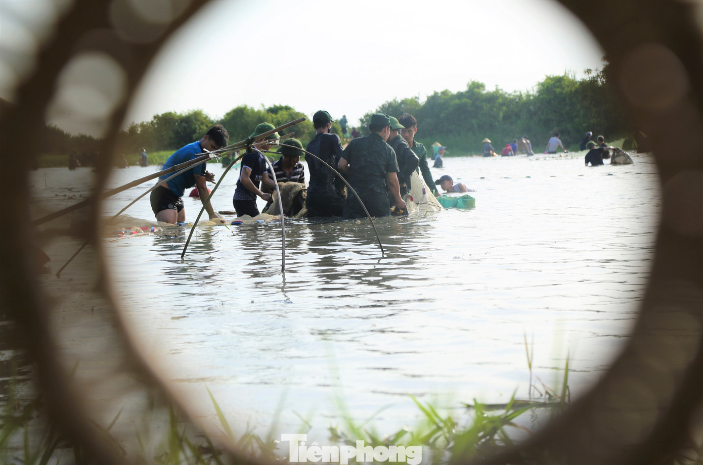 Chính quyền xã Xuân Viên cho biết lễ hội năm nay thu hút hàng nghìn người tham gia, ngoài người dân địa phương còn có rất đông người từ khắp nơi đổ về hòa cùng lễ hội. Ngoài hàng nghìn người xuống đầm bắt cá, trên bờ cũng rất đông người theo dõi, hò reo.