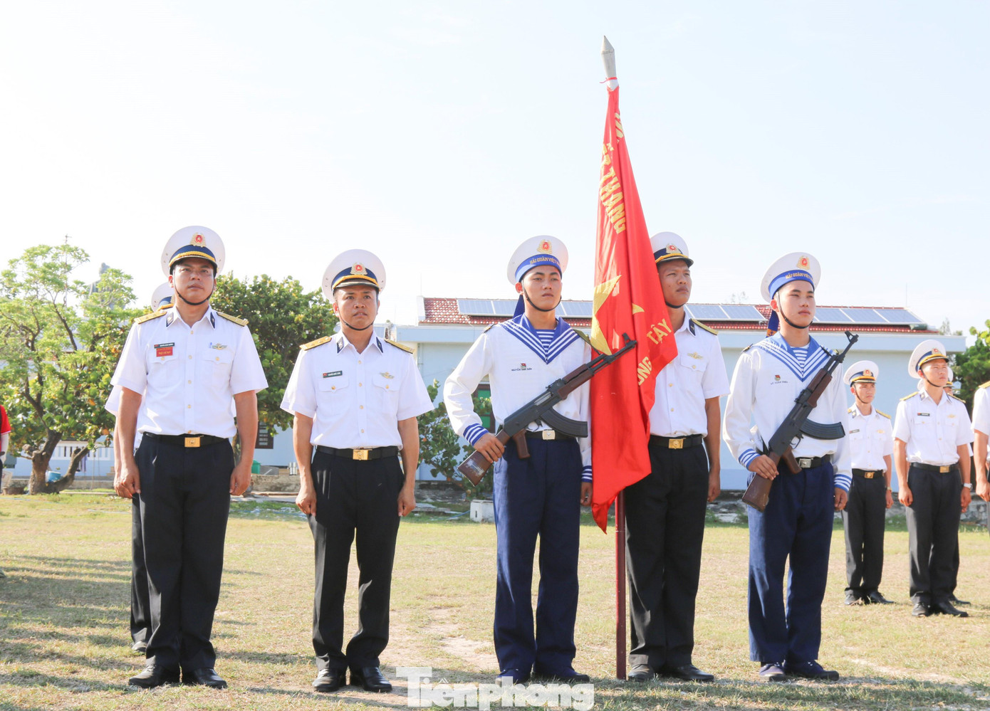 10 lời thề danh dự của quân nhân được vang lên dõng dạc "Chúng tôi, quân nhân trong Quân đội Nhân dân Việt Nam, lấy danh dự người chiến sỹ cách mạng, xin thề dưới lá cờ vinh quang của Tổ quốc..."