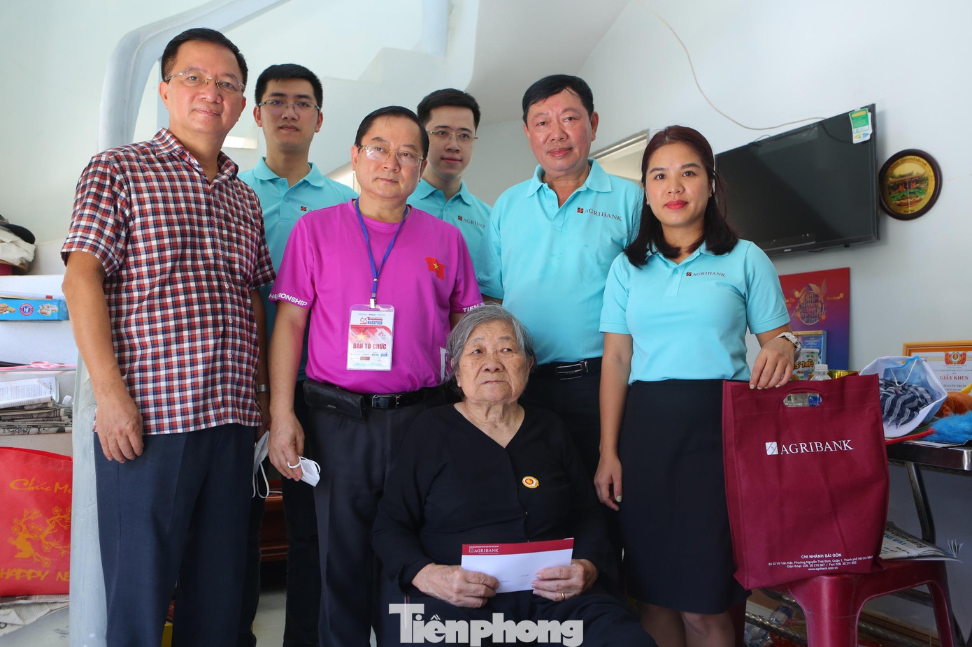 Nhà báo Lê Xuân Sơn cùng đại diện ngân hàng Agribank thăm nhà, tặng quà bà Nguyễn Thị Ni.