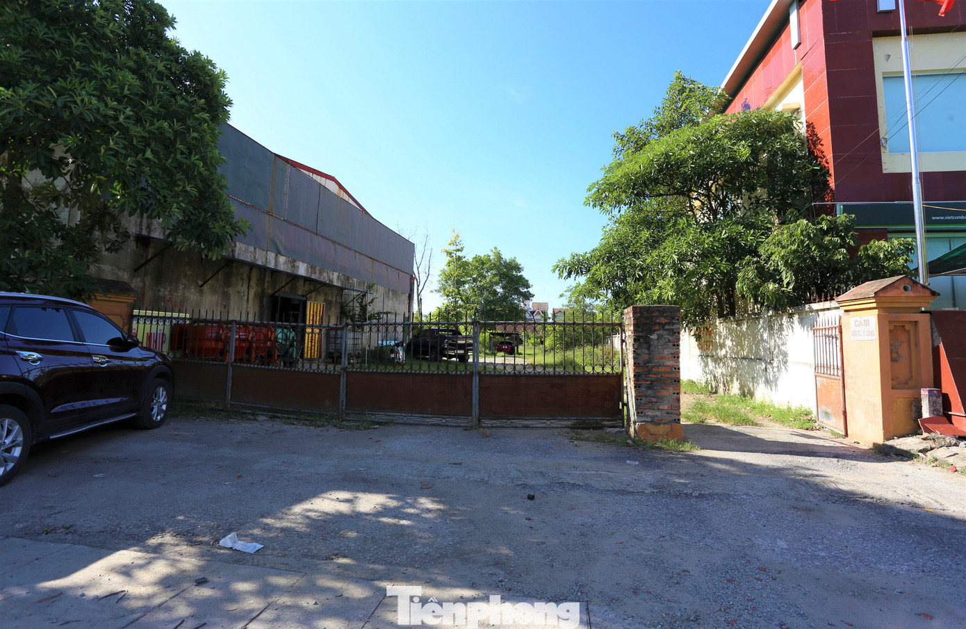 Ở phường Bắc Hồng còn đang tồn tại khu đất từng giao Công ty CP Việt Hà - Hà Tĩnh quản lý, rộng 12.300m2. Năm 2014, UBND tỉnh thu hồi để quản lý, đấu giá song việc chậm triển khai khiến khu đất để không. Cổng vào bãi đất nằm trên mặt đường Trần Phú nay để đậu xe. Ở phường Bắc Hồng còn đang tồn tại khu đất từng giao Công ty CP Việt Hà - Hà Tĩnh quản lý, rộng 12.300m2. Năm 2014, UBND tỉnh thu hồi để quản lý, đấu giá song việc chậm triển khai khiến khu đất để không. Cổng vào bãi đất nằm trên mặt đường Trần Phú nay để đậu xe.