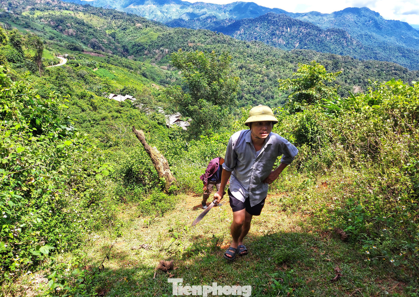 Do đó, các giáo viên của trường phải dò tìm từng điểm nối để khắc phục. Do đó, các giáo viên của trường phải dò tìm từng điểm nối để khắc phục.