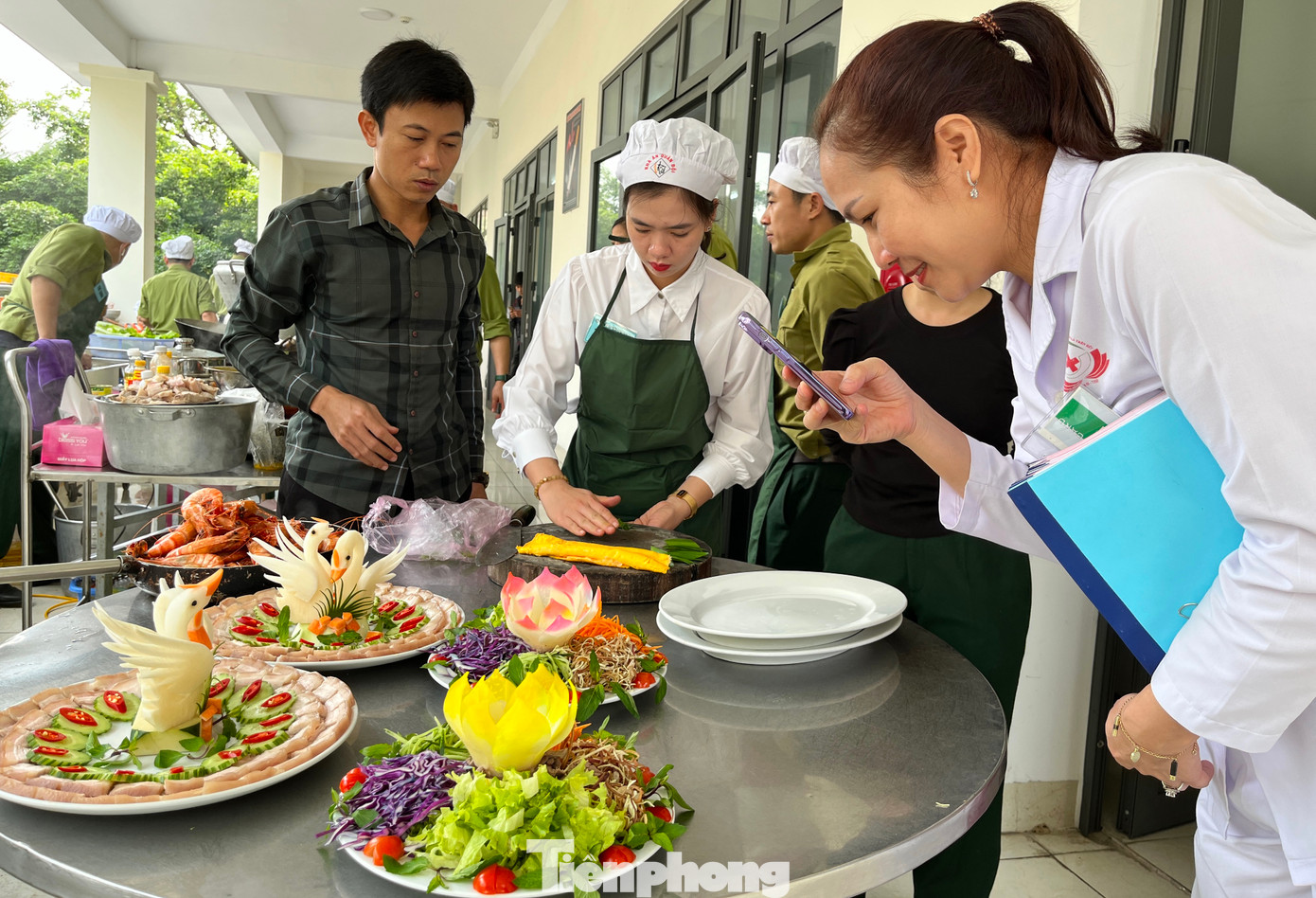 Cuộc thi "Bữa cơm quý ông" diễn ra đã mang lại không khí vui tươi, một ngày lễ 8/3 đầy ý nghĩa cho chị em phụ nữ tại Bệnh viện Quân y 4. Cuộc thi "Bữa cơm quý ông" diễn ra đã mang lại không khí vui tươi, một ngày lễ 8/3 đầy ý nghĩa cho chị em phụ nữ tại Bệnh viện Quân y 4.