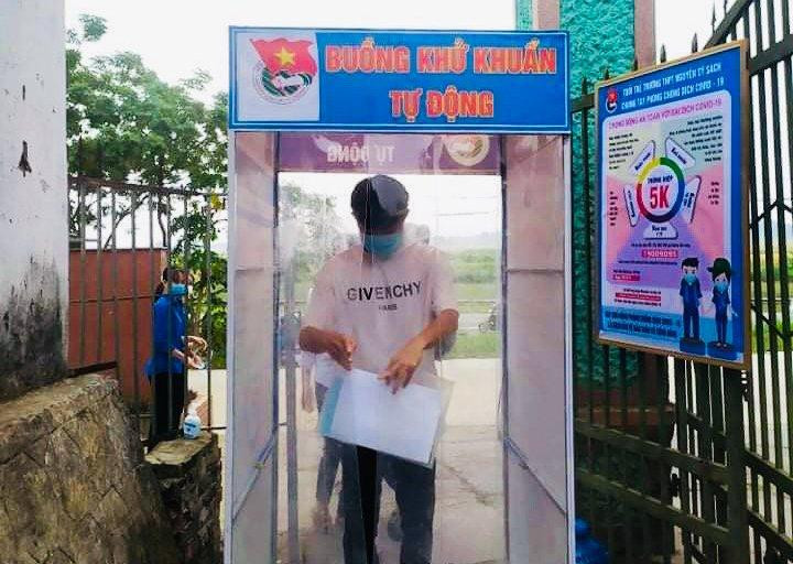 Ý tượng sáng tạo và áp dụng thực tiễn của đoàn viên thanh niên Huyện đoàn Thanh Chương trong bối cảnh, kỳ thi tốt nghiệp THPT 2021 diễn ra khi dịch COVID-19 đang căng thẳng. Các thí sinh được khử khuẩn, đảm bảo an toàn "vượt vũ môn".